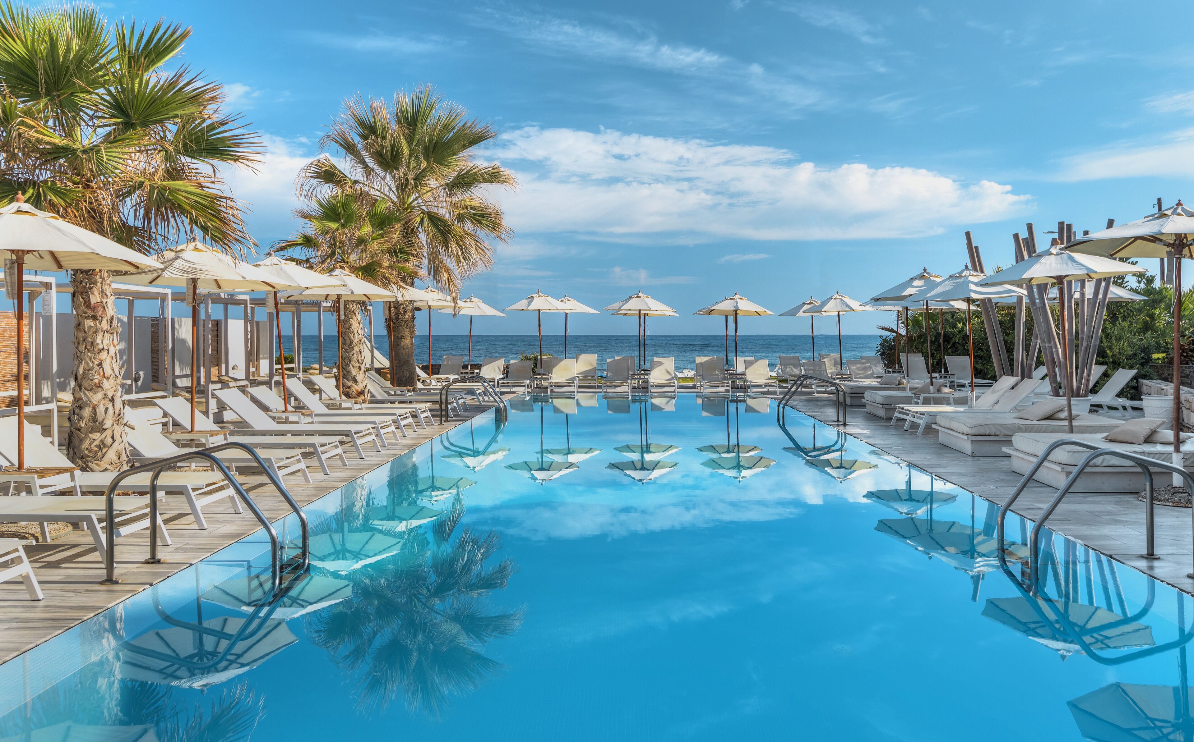 Alberca techada, 3 albercas al aire libre y sombrillas en la alberca