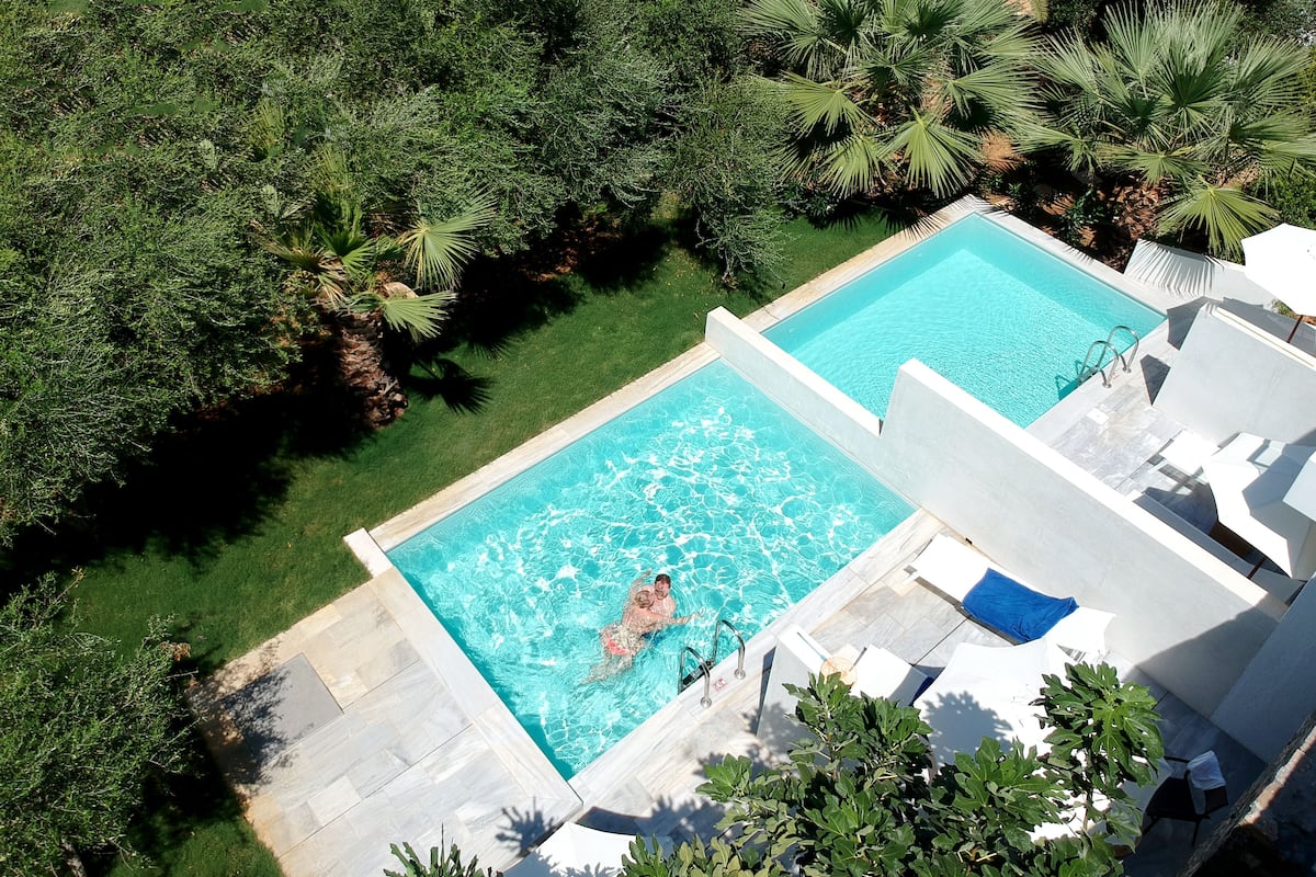 Room,Sharing Pool (Pool Casual) | Safe på rommet, skrivebord, blendingsgardiner og strykejern/-brett