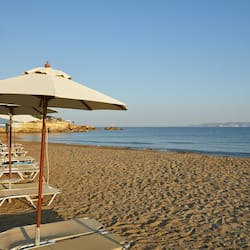 En la playa, camastros, sombrillas y toallas de playa