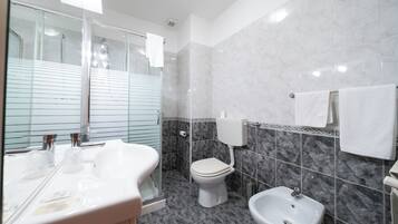 Camera singola, 1 letto queen | Bagno | Doccia, soffione a pioggia, asciugacapelli, bidet
