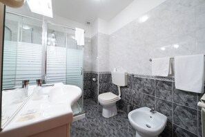 Single Room, 1 Queen Bed | Bathroom | Shower, rainfall showerhead, hair dryer, bidet - Cavour Resort (Moncalieri)