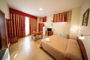 Habitación individual, 1 cama Queen size | 1 habitación, minibar, caja de seguridad en la habitación y escritorio