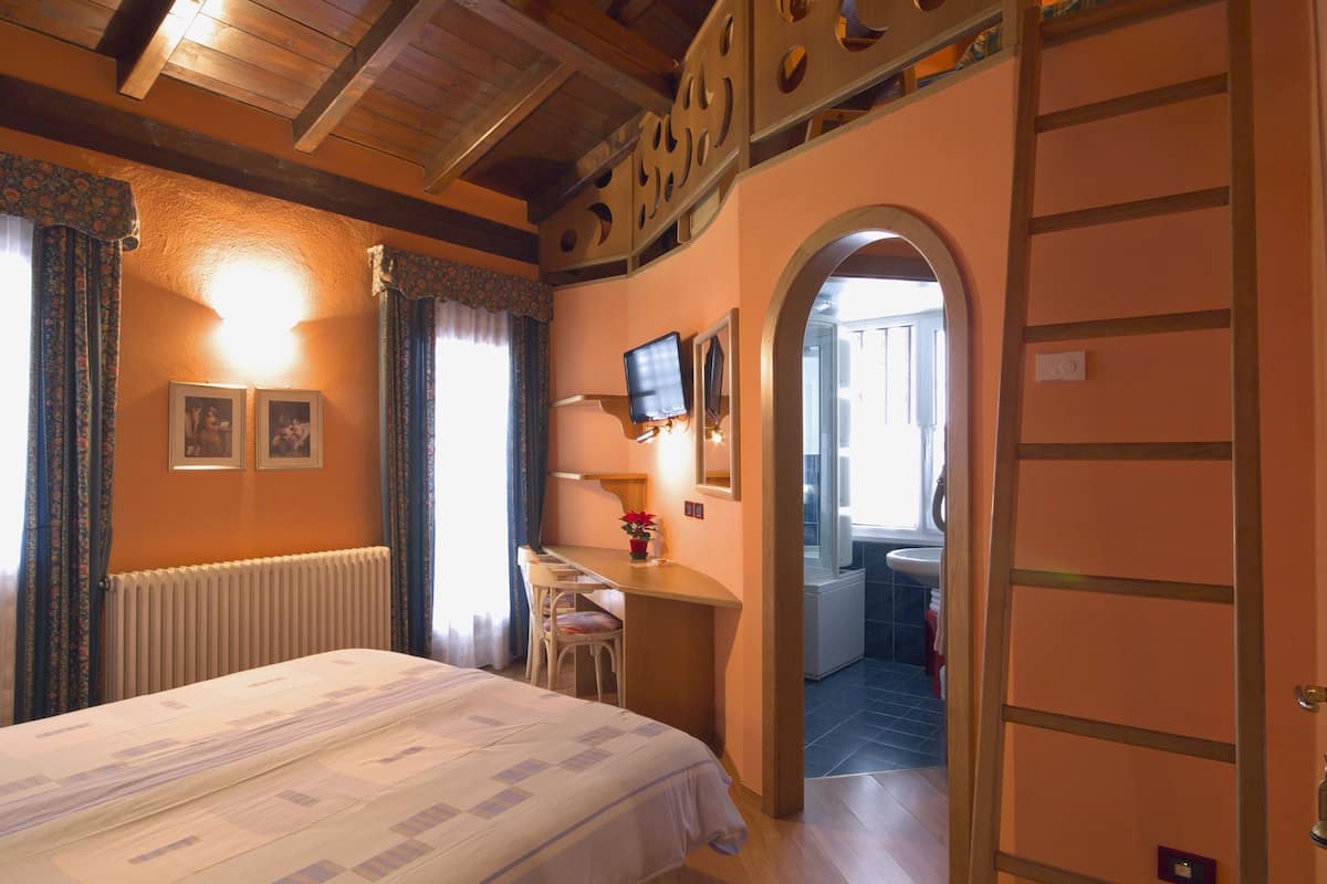 Family Room | In-room safe, desk, soundproofing, cribs/infant beds