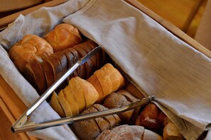 Buffet déjeuner gratuit tous les jours