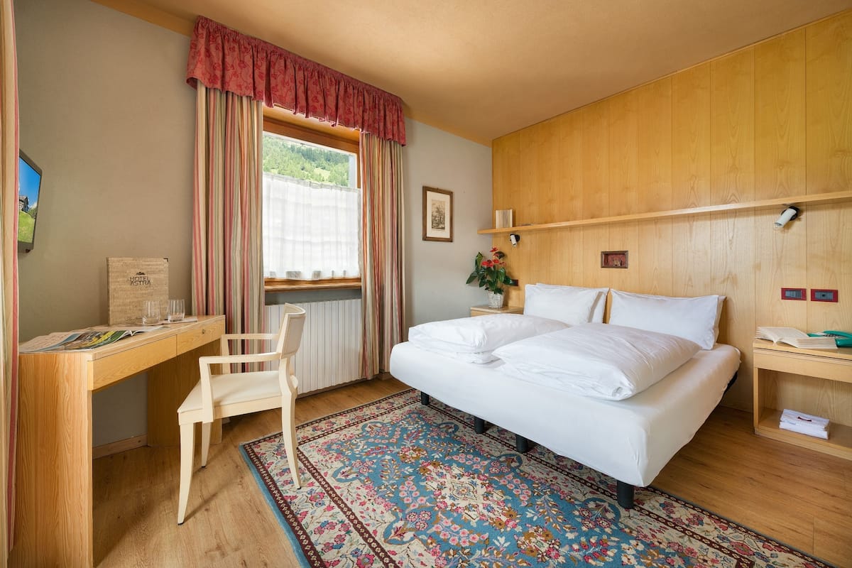 Comfort Room | In-room safe, desk, soundproofing, cribs/infant beds