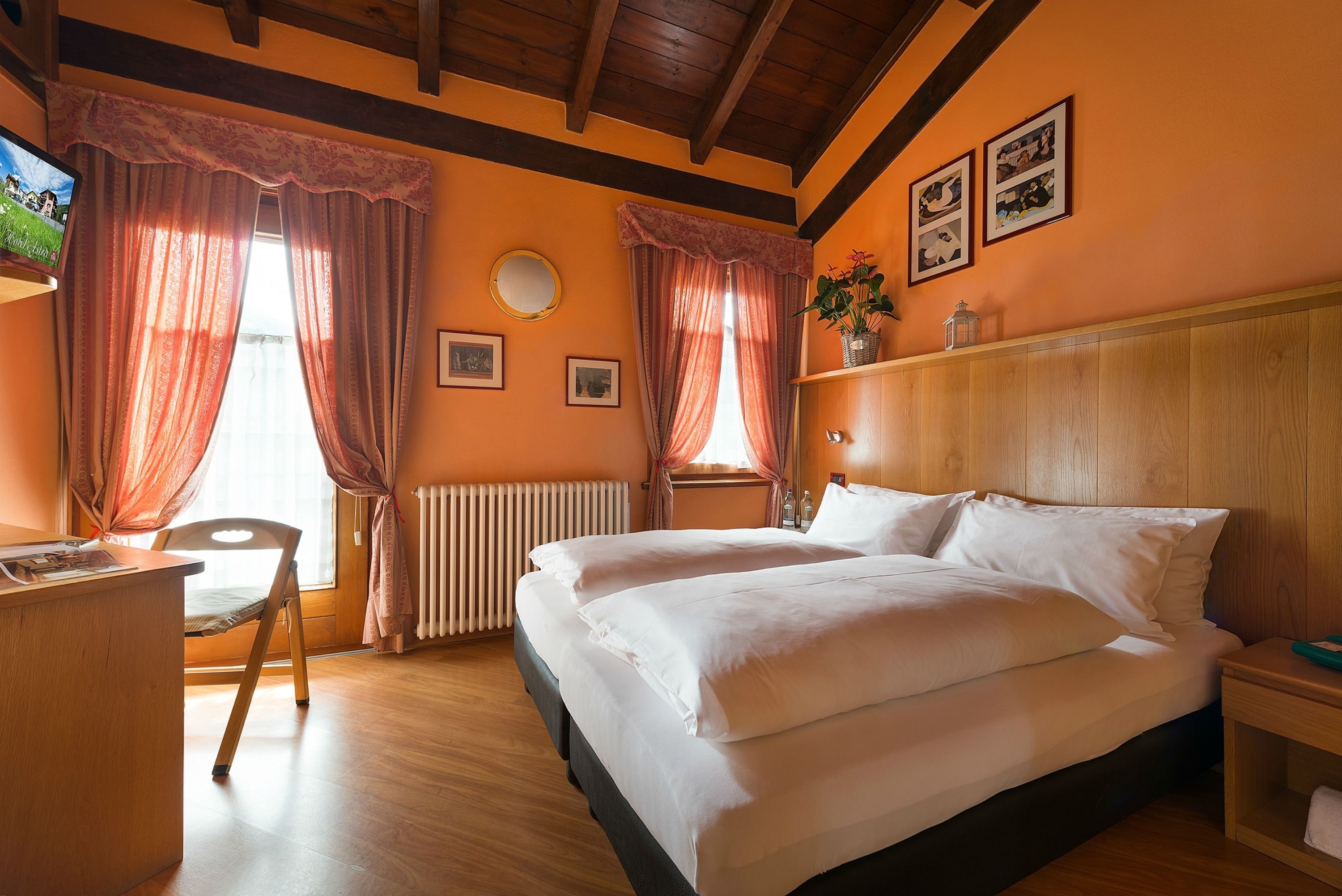 family room | in-room safe, desk, soundproofing, cots/infant beds