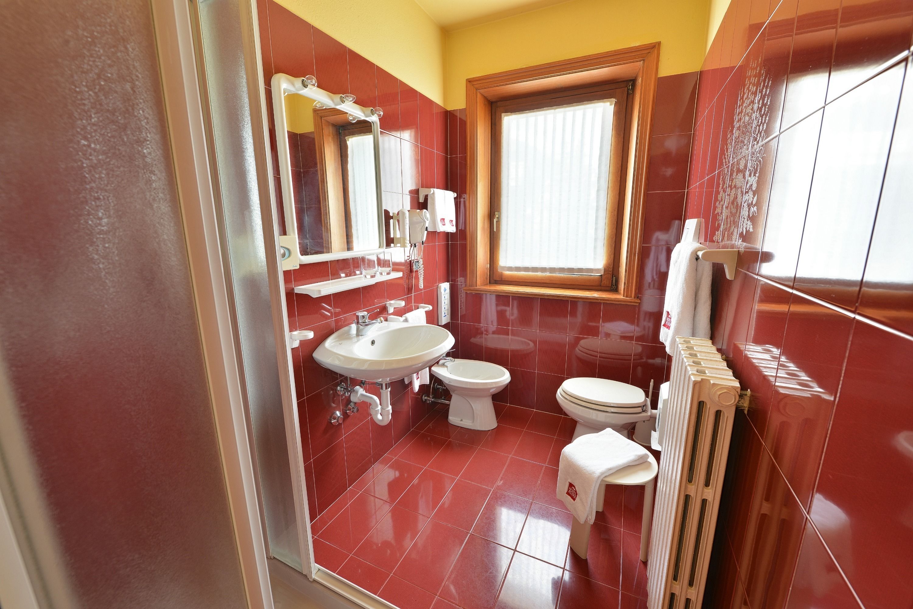 Un baño con lavamanos, inodoro y bidé.