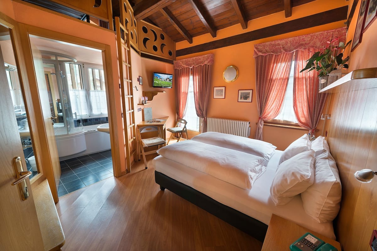 family room | in-room safe, desk, soundproofing, cots/infant beds