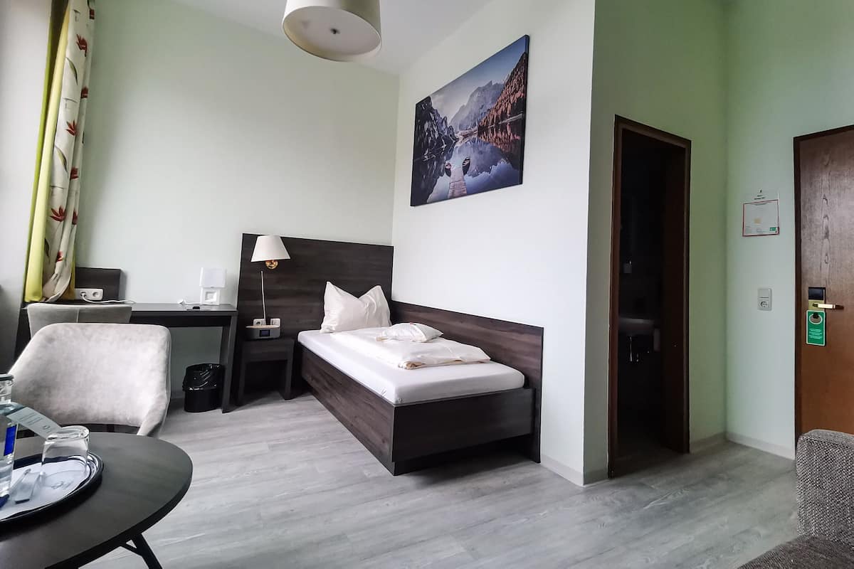 Single Room | Desk, laptop workspace, soundproofing, WiFi (free)