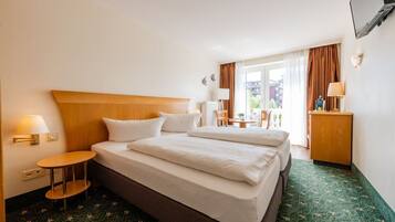 Doppelzimmer, 1 Doppelbett | Minibar, Zimmersafe, Schreibtisch, schallisolierte Zimmer