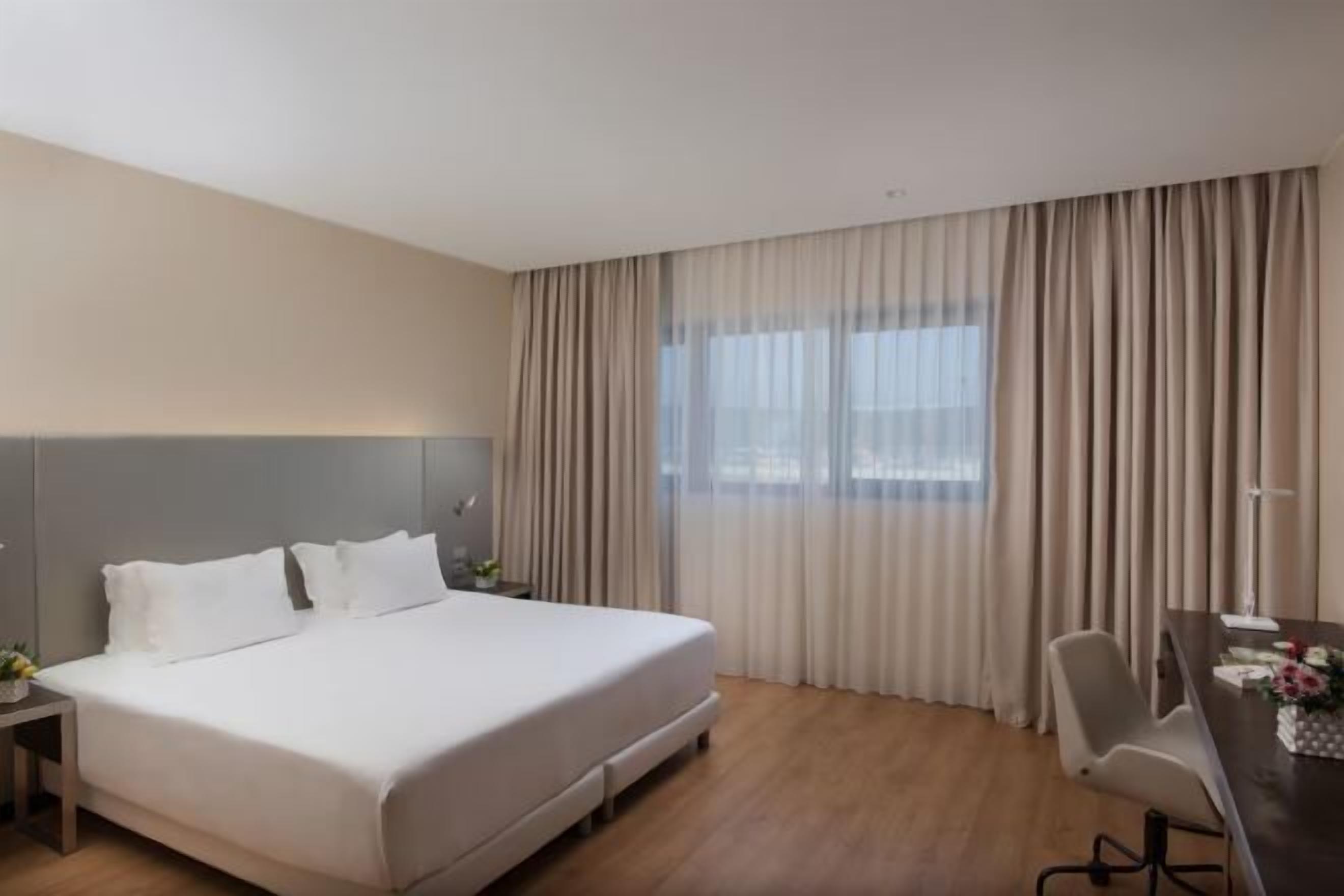 Minibar, coffre-fort, bureau, rideaux d’obscurcissement