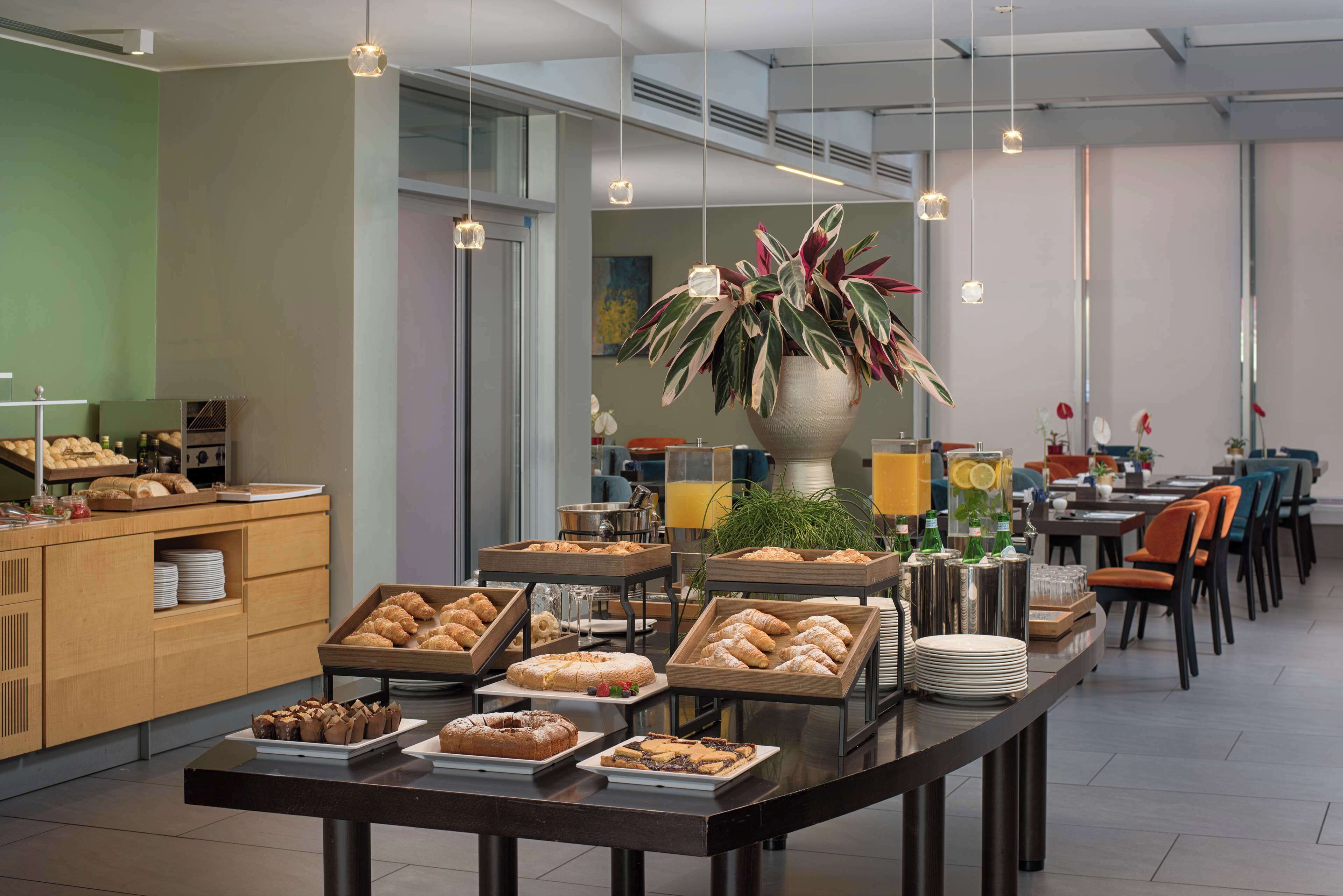 Petit déjeuner buffet servi tous les jours en supplément