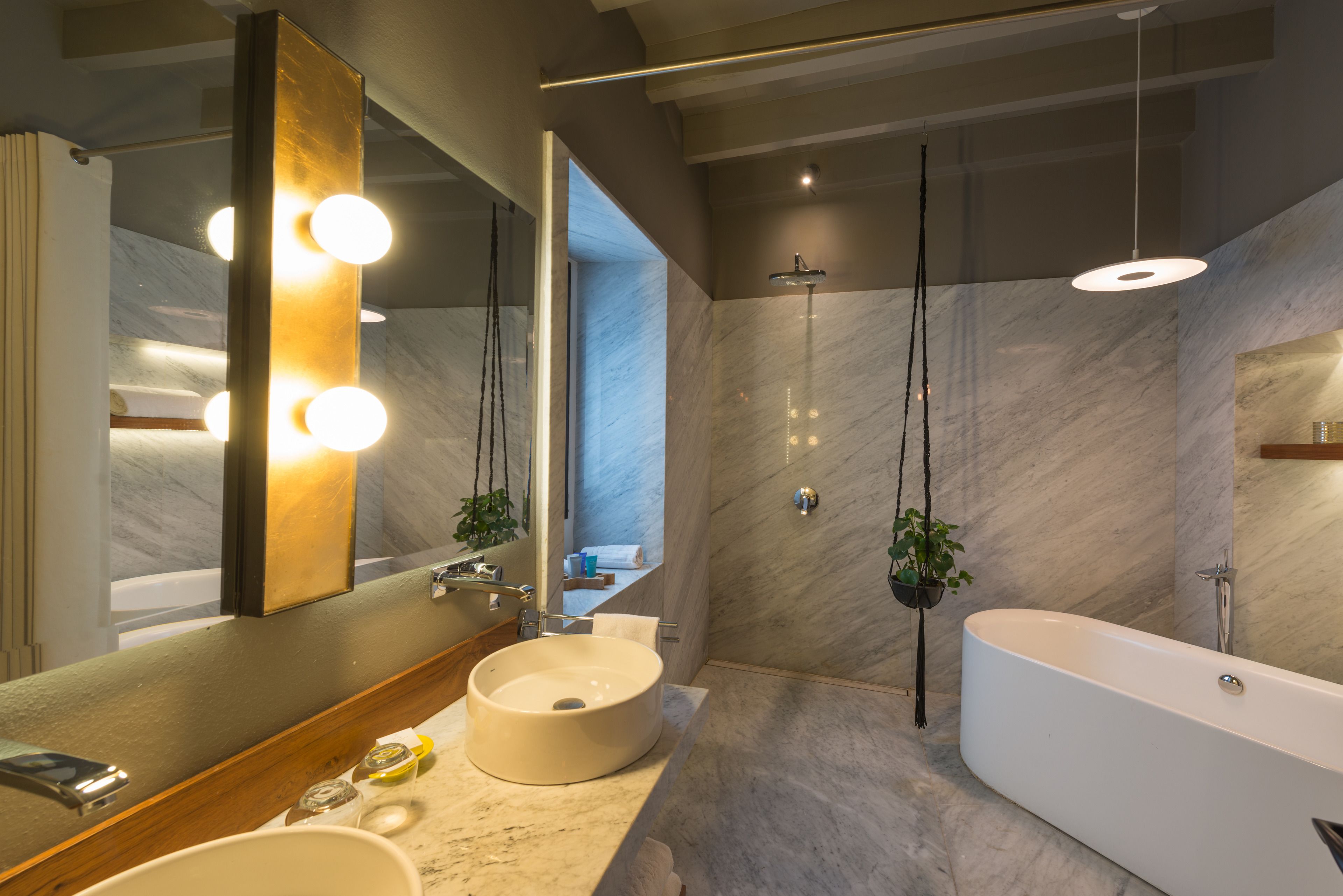 Design Room | Badezimmer | Designer-Toilettenartikel, Haartrockner, Bademäntel, Hausschuhe