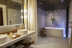 Classic Suite | Baño | Amenidades de baño de diseñador, secadora de cabello, batas, pantuflas
