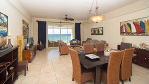 Beachfront 2 Bedroom Condo for 4 guests | 書桌、熨斗/熨衣板、免費無線上網
