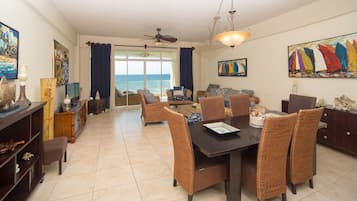 Beachfront 2 Bedroom Condo for 4 guests | Bàn, bàn ủi/dụng cụ ủi quần áo, truy cập Internet không dây miễn phí