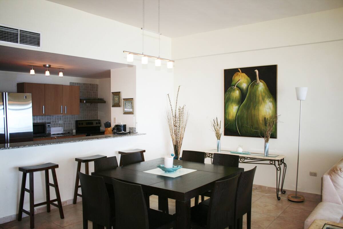Beachfront 2 Bedroom Condo for 4 guests | In-room dining