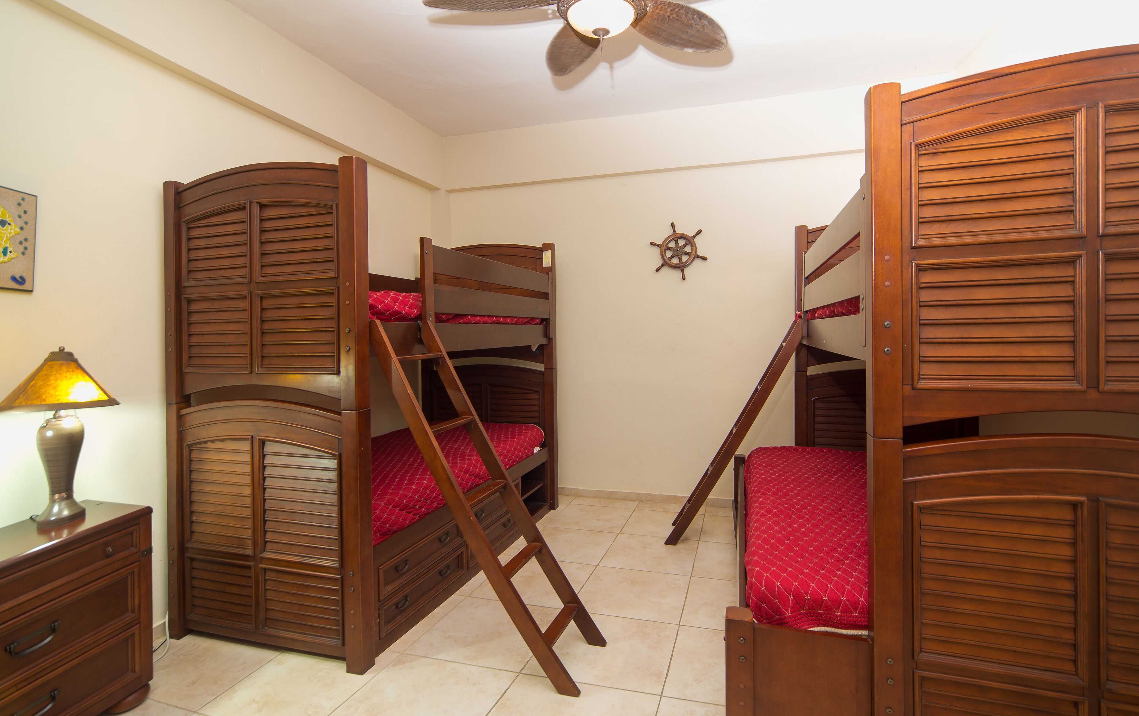 Beachfront 2 Bedroom Condo for 4 guests | Bàn, bàn ủi/dụng cụ ủi quần áo, truy cập Internet không dây miễn phí 