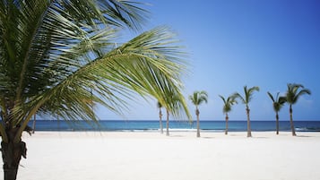 Platja privada, gandules de platja i para-sols per a la platja
