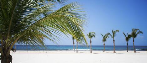 Yksityinen ranta, aurinkotuoleja, aurinkovarjoja