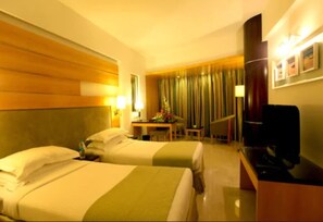 Roupas de cama premium, frigobar, cofres nos quartos, escrivaninha