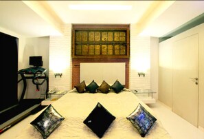 Platinum Suite | Minibar, in-room safe, desk, iron/ironing board - Peninsula Grand Hotel (Mumbai)