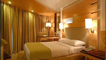 Minibar, in-room safe, desk, iron/ironing board
