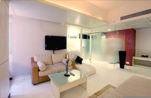 Platinum Suite | Living room | LCD TV - Peninsula Grand Hotel (Mumbai)