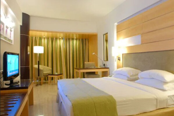 Deluxe Room | Minibar, in-room safe, desk, iron/ironing board