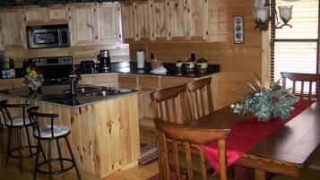 Deluxe Cabin, 3 Bedrooms, Hot Tub | Private kitchen | Fridge, microwave, oven, stovetop