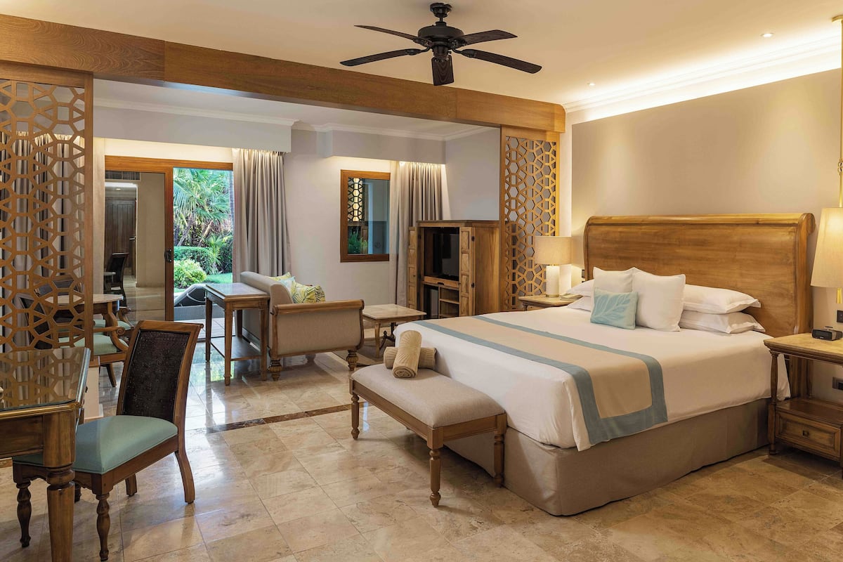 Golden Swim Up Junior Suite | Premium bedding, down comforters, free minibar, in-room safe
