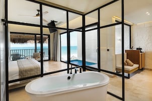 Quarto casal premium, 1 cama King, piscina particular, vista para o mar | Banheiro | Banheira e chuveiro separados, banheira de hidromassagem