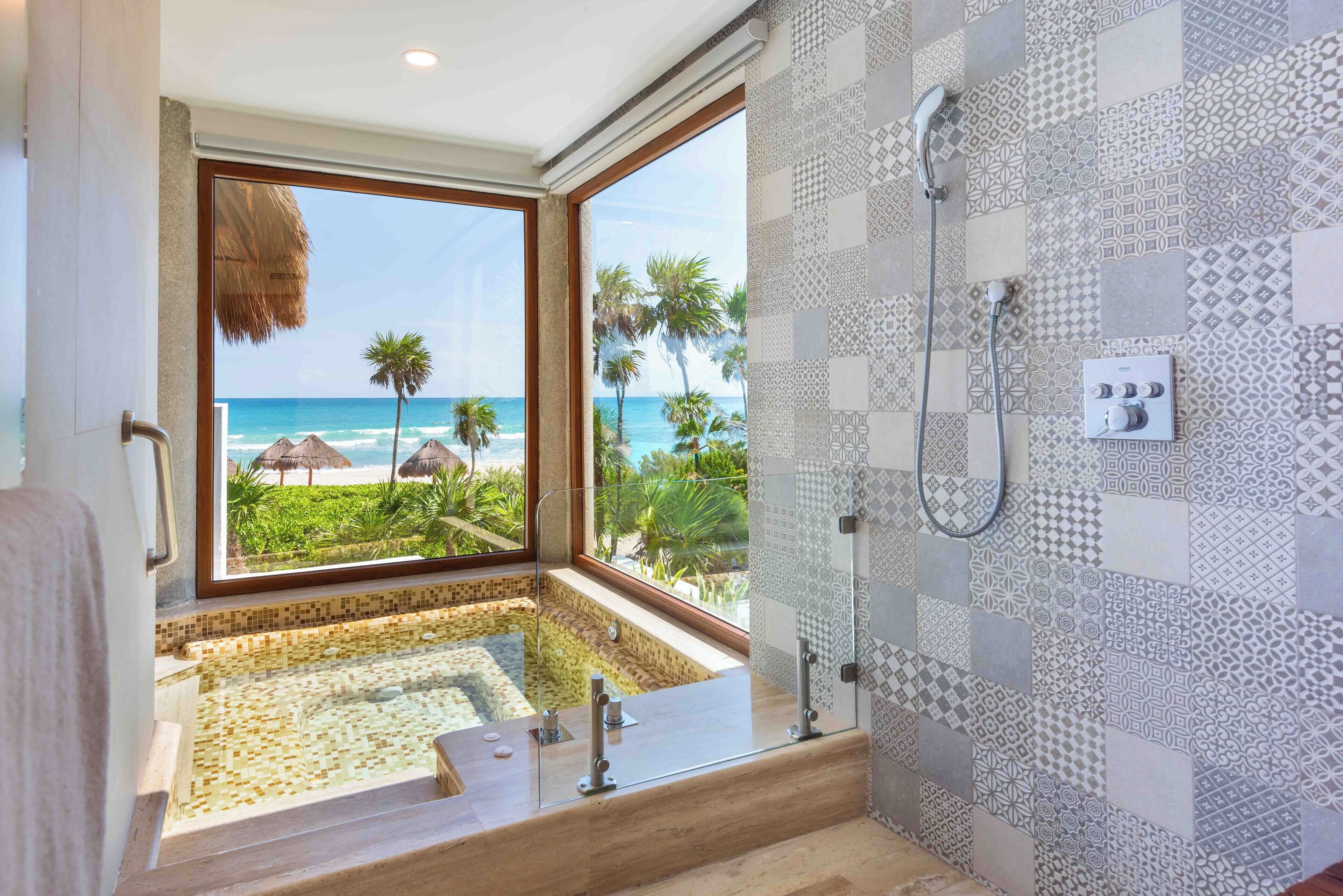 Junior suite, aan het strand (Emerald) | Badkamer | Een aparte badkuip en douche, een bubbelbad, een hydromassagedouche