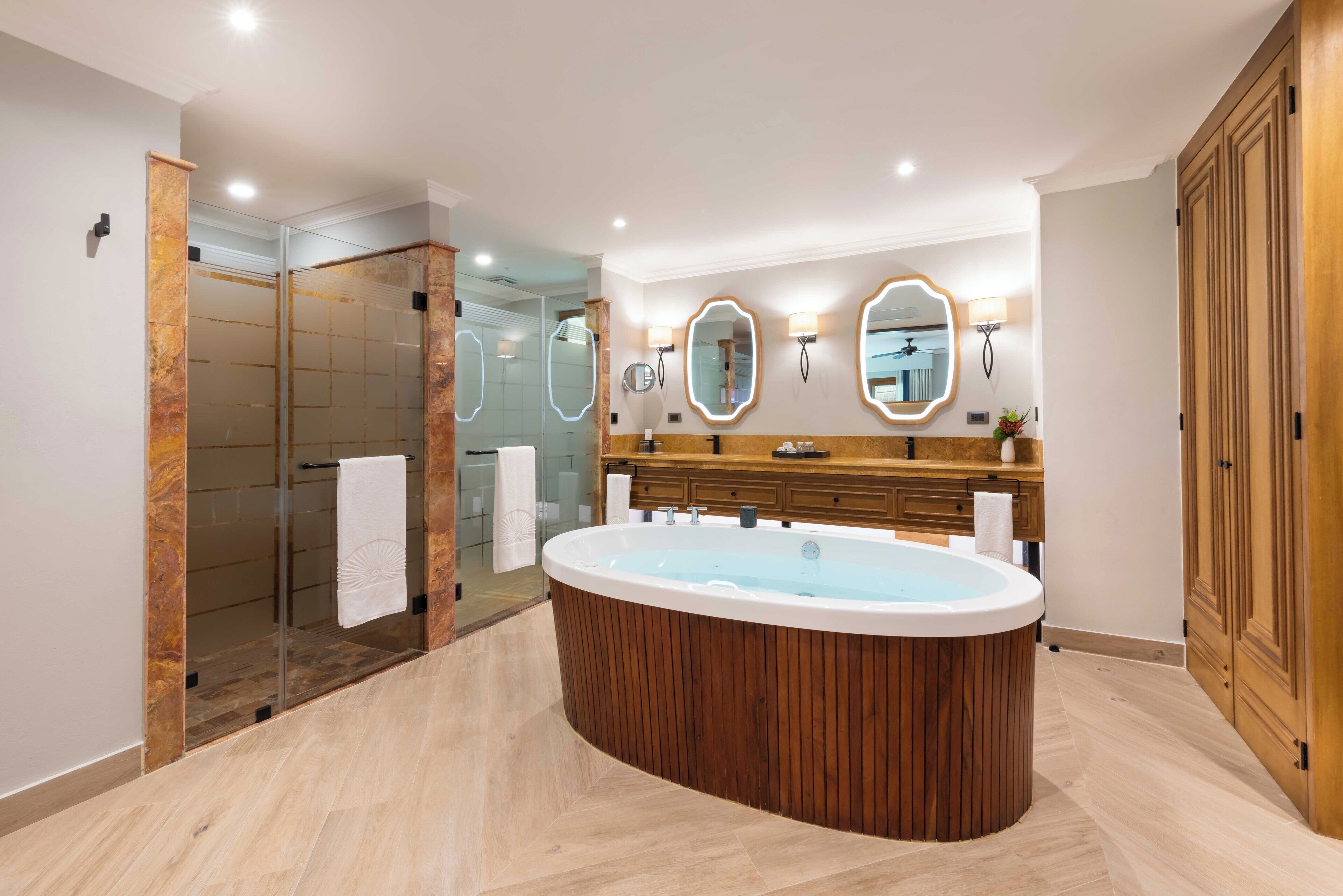Une salle de bain moderne avec une baignoire sur pieds, une douche en verre et des meubles en bois.
