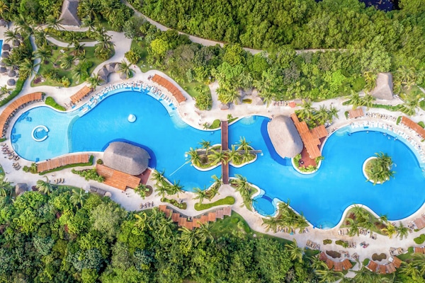 3 piscinas externas, funciona das 7h às 19h, barracas, guarda-sóis