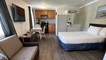 Studio, 1 Queen Bed, Kitchen | Private kitchenette | Fridge