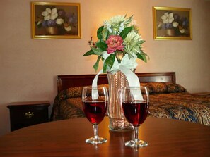 Deluxe Room | Iron/ironing board, cribs/infant beds, rollaway beds, free WiFi - GuestLodge (West Dennis)