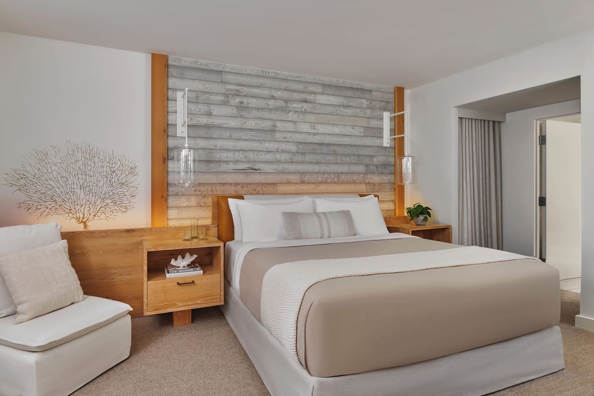 Suite, 1 kingsize bed | Luxe beddengoed, donzen dekbedden, een minibar, een kluis op de kamer