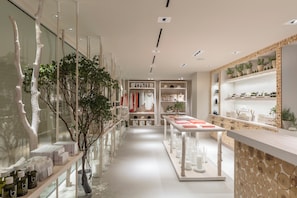 Couples treatment rooms, sauna, hot tub, steam room, body treatments