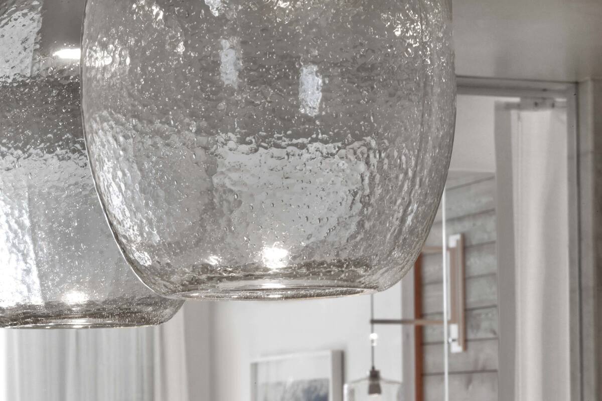 Premium bedding, down comforters, minibar, in-room safe