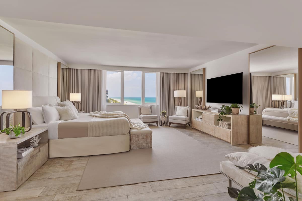 Kamer, meerdere bedden, balkon, uitzicht op oceaan | Luxe beddengoed, donzen dekbedden, een minibar, een kluis op de kamer
