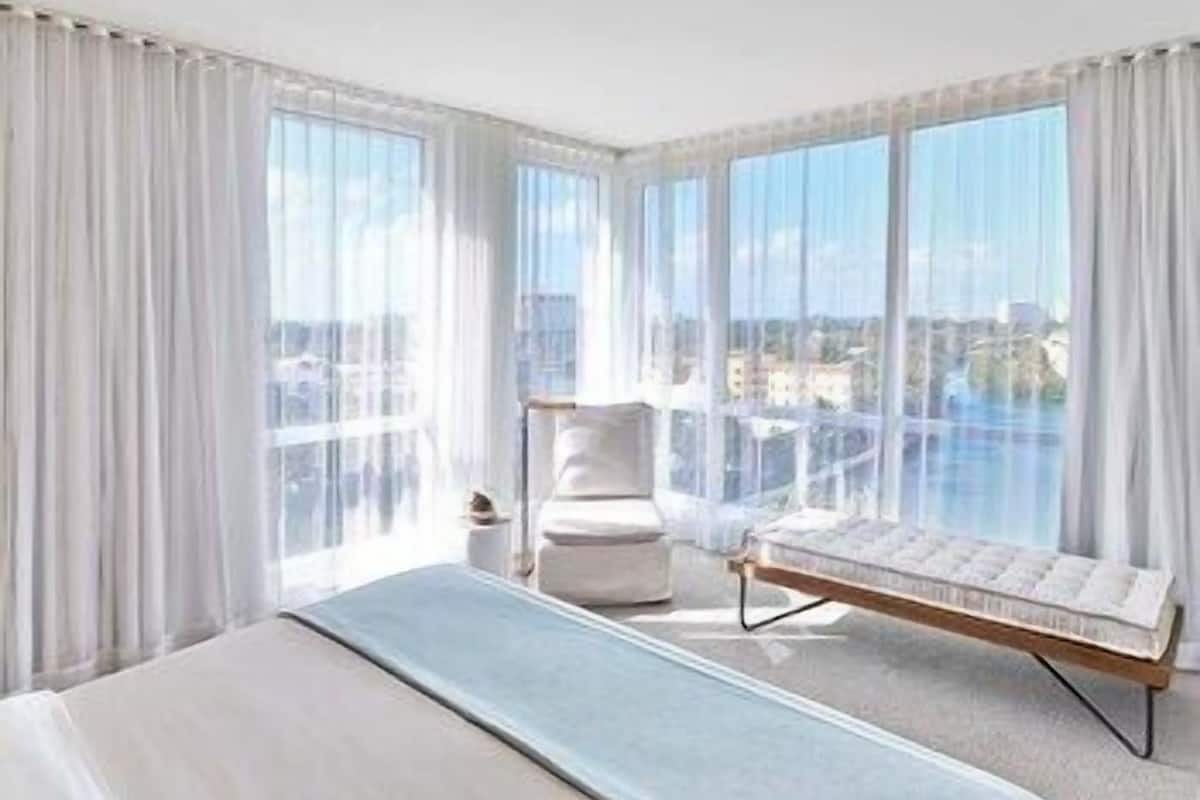 Premium bedding, down comforters, minibar, in-room safe