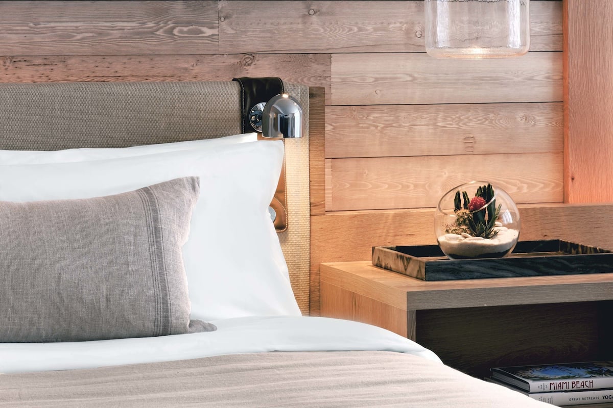 Premium bedding, down comforters, minibar, in-room safe