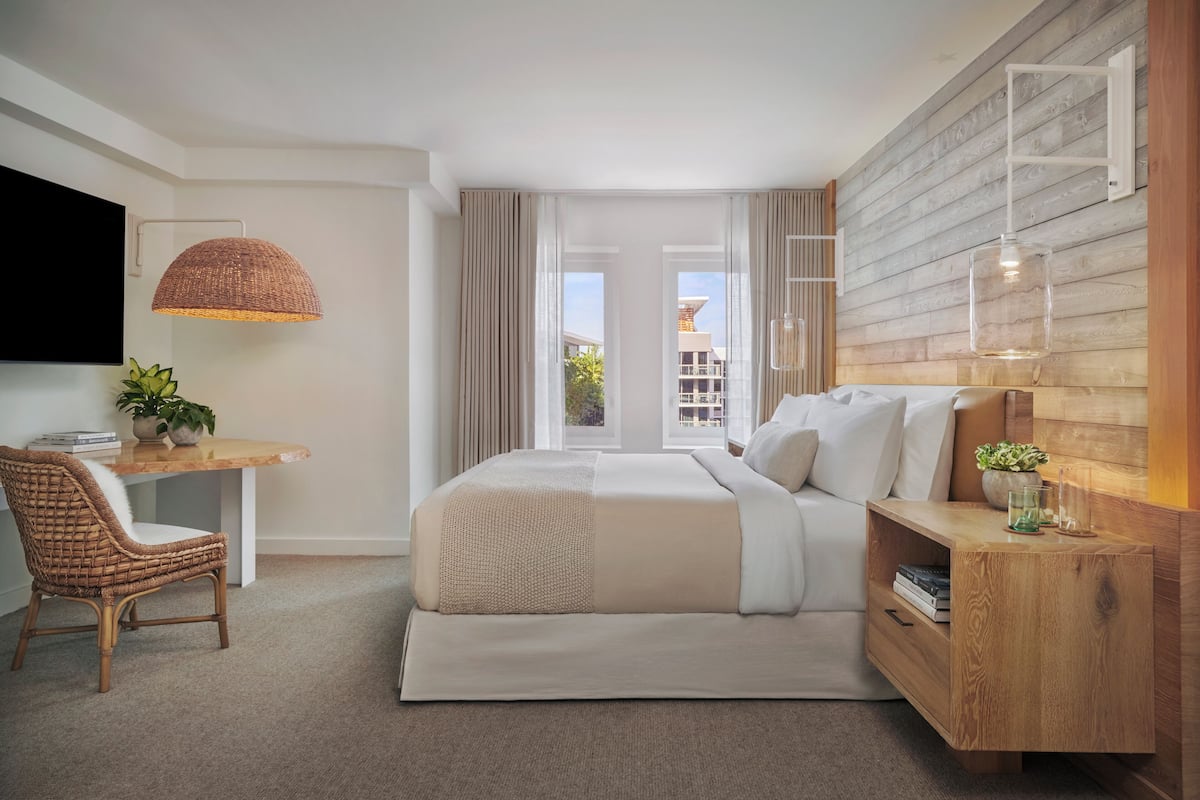 Suite, 1 kingsize bed, balkon | Luxe beddengoed, donzen dekbedden, een minibar, een kluis op de kamer