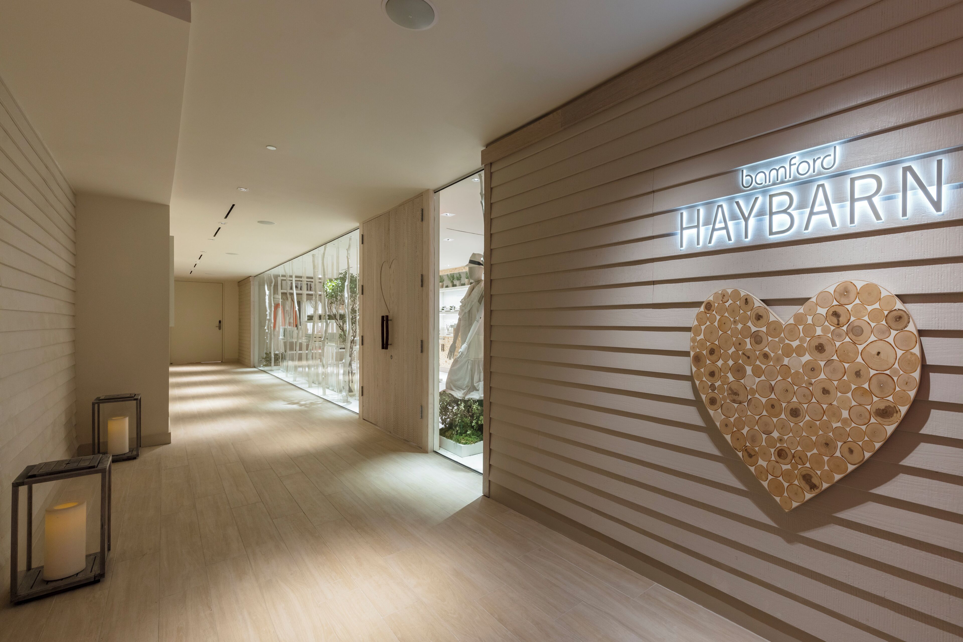 Een modern interieur met een houten wand en een decoratie in de vorm van een hart.