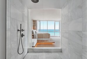 Suite, varias camas, balcón, frente al mar | Baño | Bañera profunda y cabezal de ducha tipo lluvia