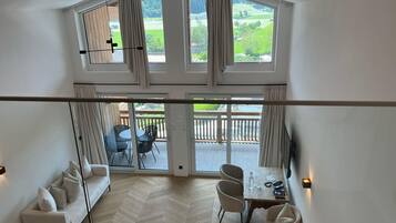 Ropa de cama hipoalergénica y caja de seguridad en la habitación