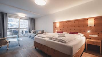 Ropa de cama hipoalergénica y caja de seguridad en la habitación