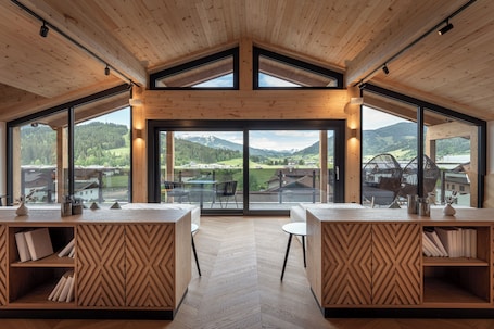 Sauna, hot tub, steam room, body treatments, hydrotherapy, aromatherapy