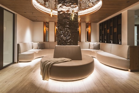 Sauna, hot tub, steam room, body treatments, hydrotherapy, aromatherapy